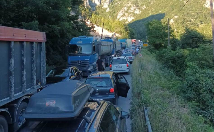 Na graničnim prijelazima Dobrakovo i Gostun formirane kilometarske kolone: "Stojimo preko 40 minuta"