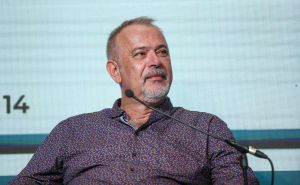 Novo izdanje poznatog voditelja: Pojavila se fotografija Zorana Šprajca u zlatnim gaćicama