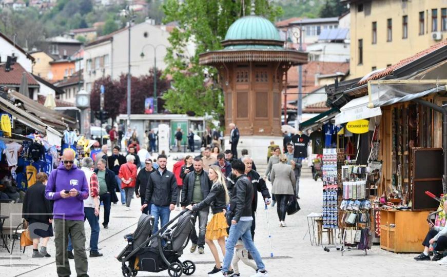 Proljetna šetnja Sarajevom: Građani i turisti uživali u ljepotama Baščaršije