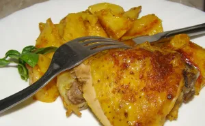 Prijedlog za ručak: Zapečena piletina sa mladim krompirom, kurkumom i parmezanom