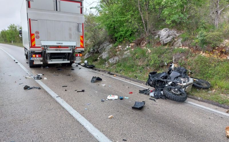 Teška saobraćajna nesreća u Hercegovini: Motociklist se sudario s kamionom