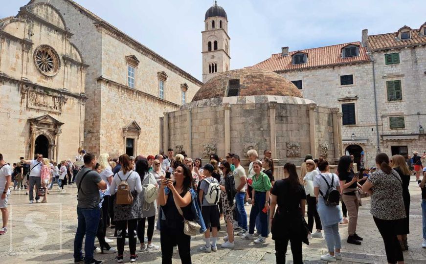 Posjetili smo Dubrovnik koji je već krcat turistima. Ovo su cijene na Stradunu
