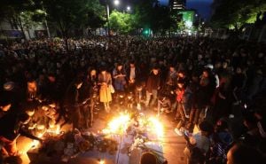 Radiosarajevo.ba u Beogradu: Više hiljada građana na Cvjetnom trgu odaje počast ubijenim učenicima