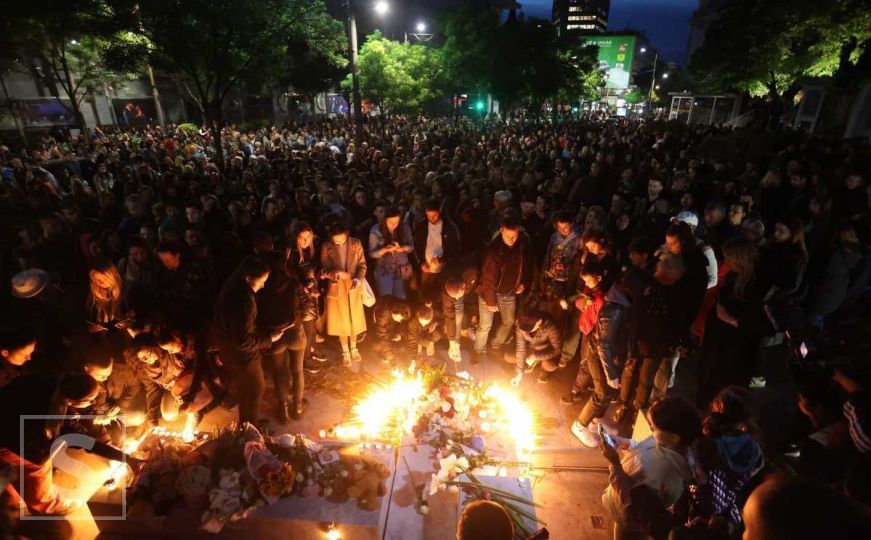 Radiosarajevo.ba u Beogradu: Više hiljada građana na Cvjetnom trgu odaje počast ubijenim učenicima