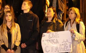 Hiljade ljudi ispred Ministarstva prosvjete u Beogradu se u tišini oprašta od ubijenih u pucnjavi