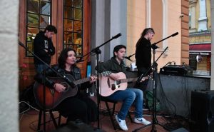 Učenici srednje muzičke škole održali muzički performans ispred Gradske tržnice