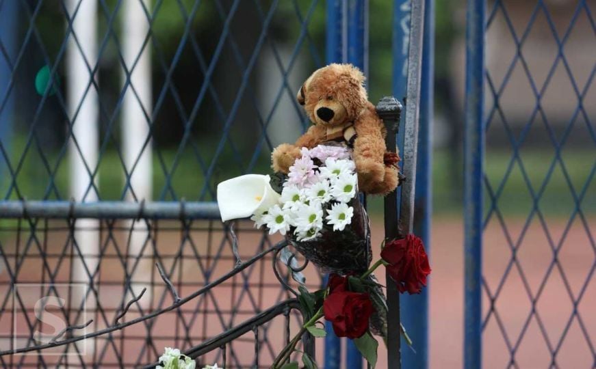 Srbija dan poslije masakra: Potresne poruke ispred škole "Vladislav Ribnikar"