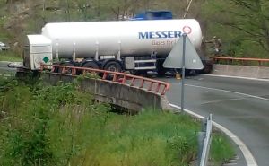 Obustavljen saobraćaj kod Sarajeva: Cisterna popriječena na putu Semizovac - Srednje