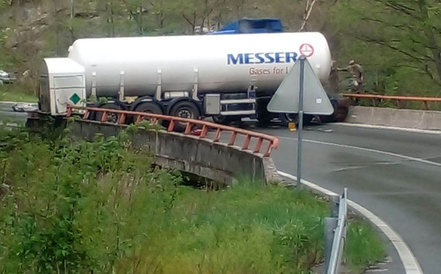 Obustavljen saobraćaj kod Sarajeva: Cisterna popriječena na putu Semizovac - Srednje