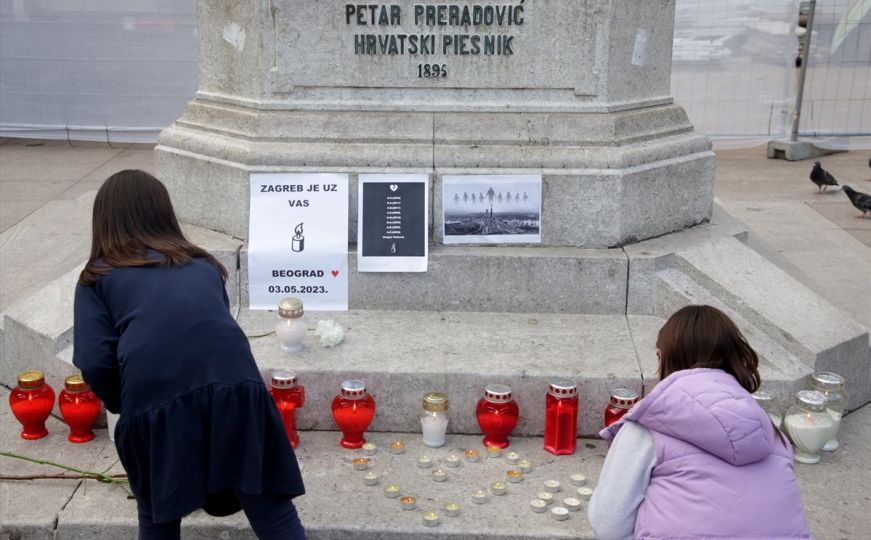 U Zagrebu upaljene svijeće i položeno cvijeće u spomen na žrtve masakra u Beogradu