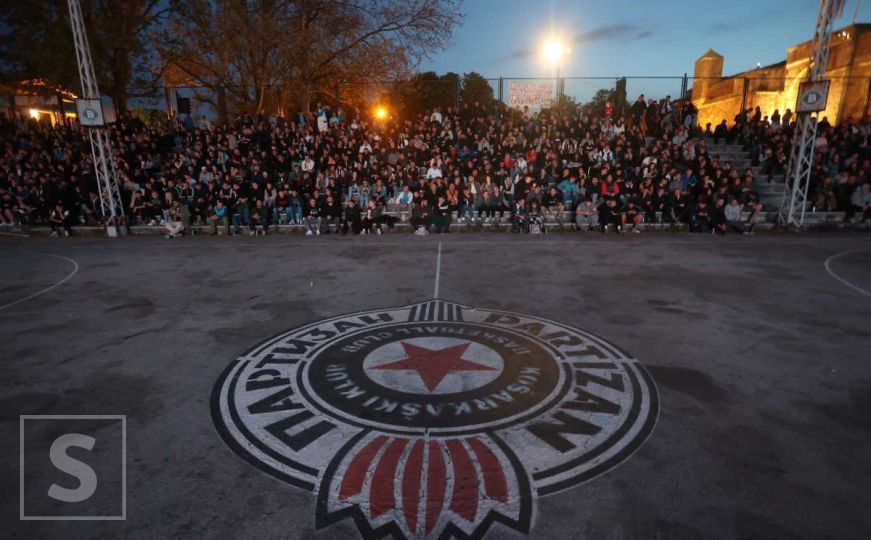 Navijači i na otvorenom bodrili Partizan: Pogledajte atmosferu na Kalemegdanu