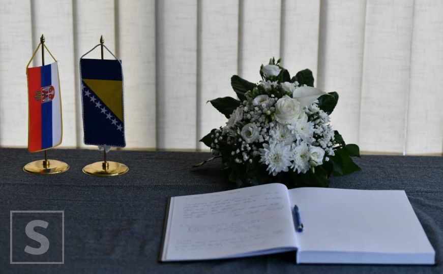U Ambasadi Srbije u Sarajevu otvorena knjiga žalosti