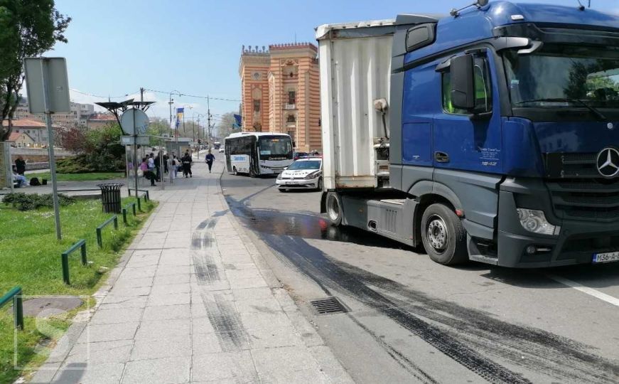 Vozači, oprez: U Sarajevu iscurilo motorno ulje iz kamiona, zastoj u saobraćaju