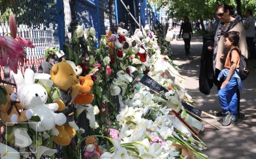 Tuga u Beogradu: Cvijeće, svijeće i plišani medvjedići ispred škole u kojoj je počinjen masakr