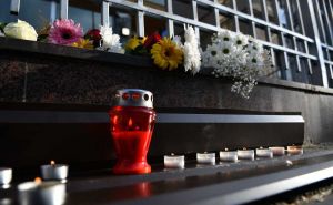 Sarajevo: Građani pale svijeće i ostavljaju cvijeće ispred Ambasade Srbije u BiH