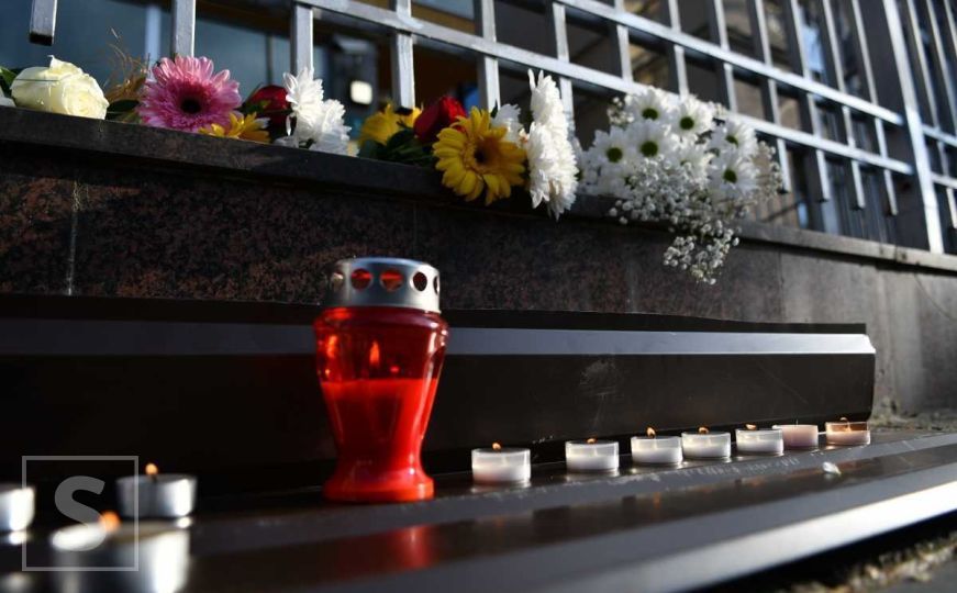 Sarajevo: Građani pale svijeće i ostavljaju cvijeće ispred Ambasade Srbije u BiH