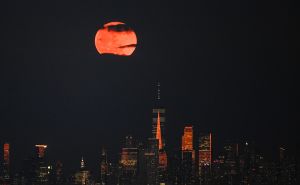 Fascinantni prizori na nebu iznad New Yorka: Pun Mjesec obasjao američku metropolu