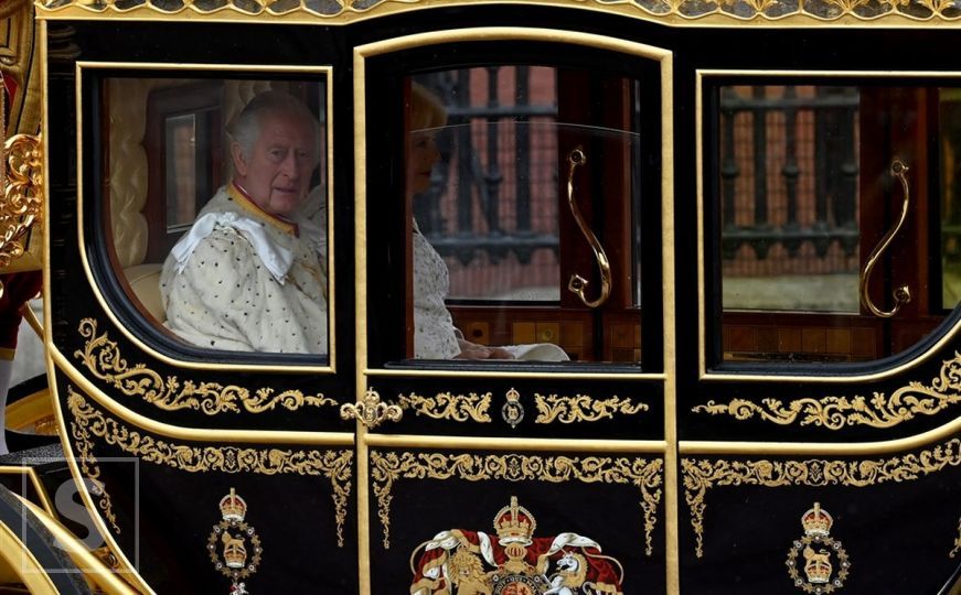 LIVE / Ceremonija krunidbe: Kralj i Camilla krenuli u kočiji, okupljeni izviždali omraženog princa