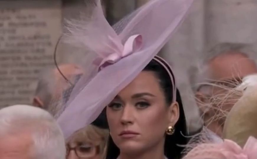 Viralan video s krunidbe kralja Charlesa III: Poznata pjevačica zbunjeno lutala na ceremoniji