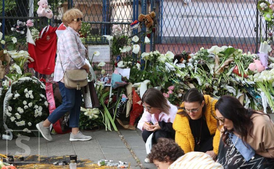 Tišina, cvijeće i svijeće: Beograđani i danas odaju počast ubijenima u školi na Vračaru