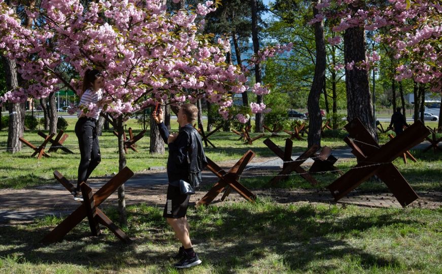 Građani Kijeva uživaju u proljeću, svuda u parku postavljeni protivtenkovski željezni ježevi