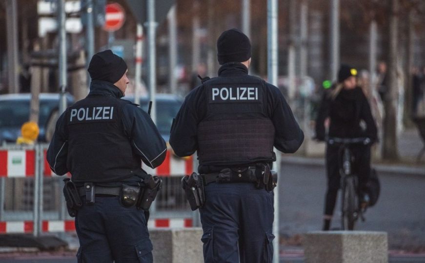 Njemačka: Mladića napalo desetak počinitelja, napali i djevojku koja mu je htjela pomoći