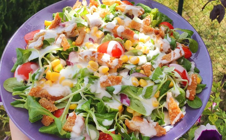 Pileća obrok salata kao savršena zamjena za ručak