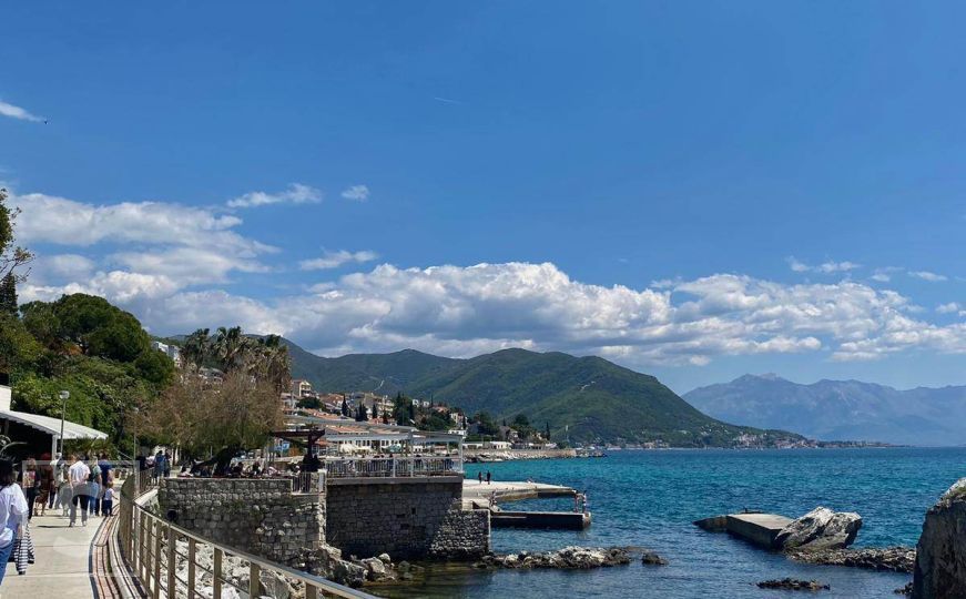 Crna Gora: Poznati iznosi kazni za hodanje u kupaćim kostimima na ulicama