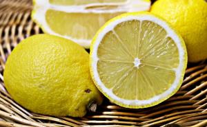 Znate li zašto je dobro zalediti limun: Trik koji će vam olakšati život