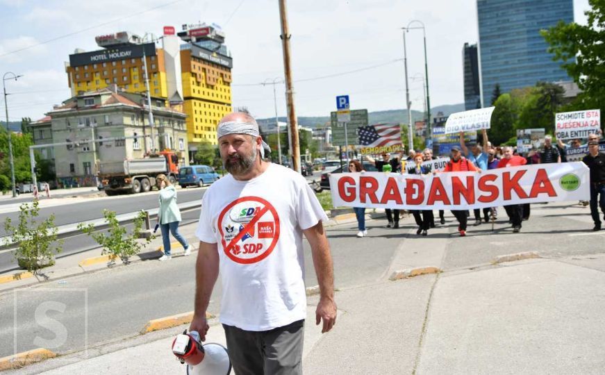 Organizatori protesta u Sarajevu od Ambasade SAD i Njemačke, stigli do OHR-a i zgrade Delegacije EU