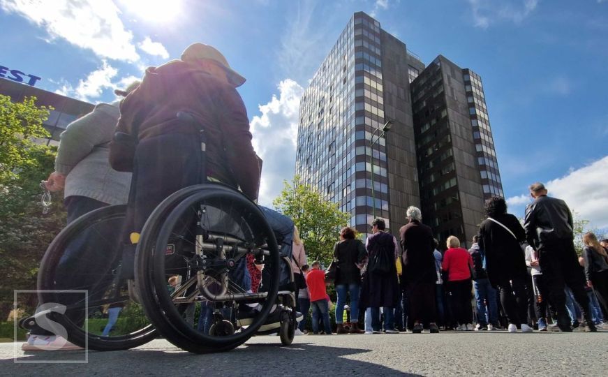 "Mi samo tražimo naša prava": U Sarajevu počeo protest osoba sa invaliditetom