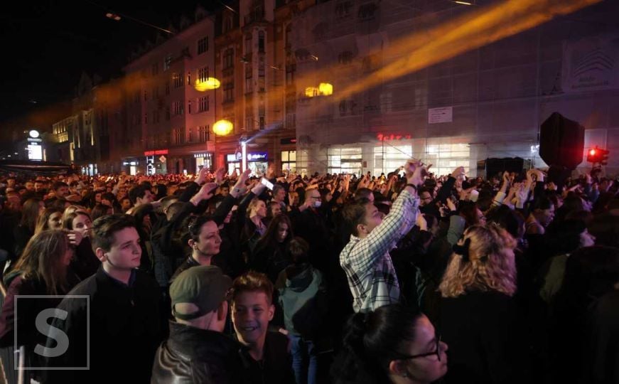 "Oduvijek u srcu Europe": Počeo spektakularni koncert ispred Vječne vatre u Sarajevu