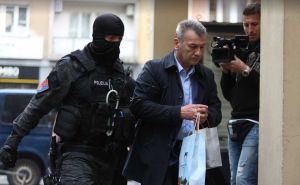 Pogledajte privođenje Ibrahima Hadžibajrića i Alme Destanović u Tužilaštvo KS