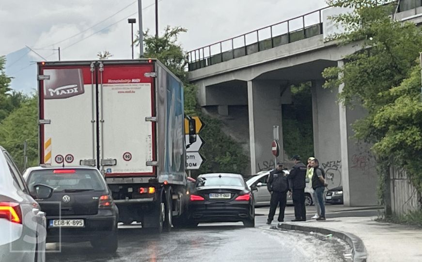 Saobraćajni kolaps na ulazu u Sarajevo: Sudar kamiona i vozila, kilometarske kolone