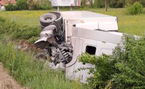 Dvije saobraćajne nesreće u ZDK: Kamion sletio s ceste, ima i povrijeđenih