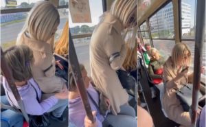 Nadrealan snimak iz beogradskog tramvaja: Gospodična u štiklama sjela na baku da 'odmori noge'