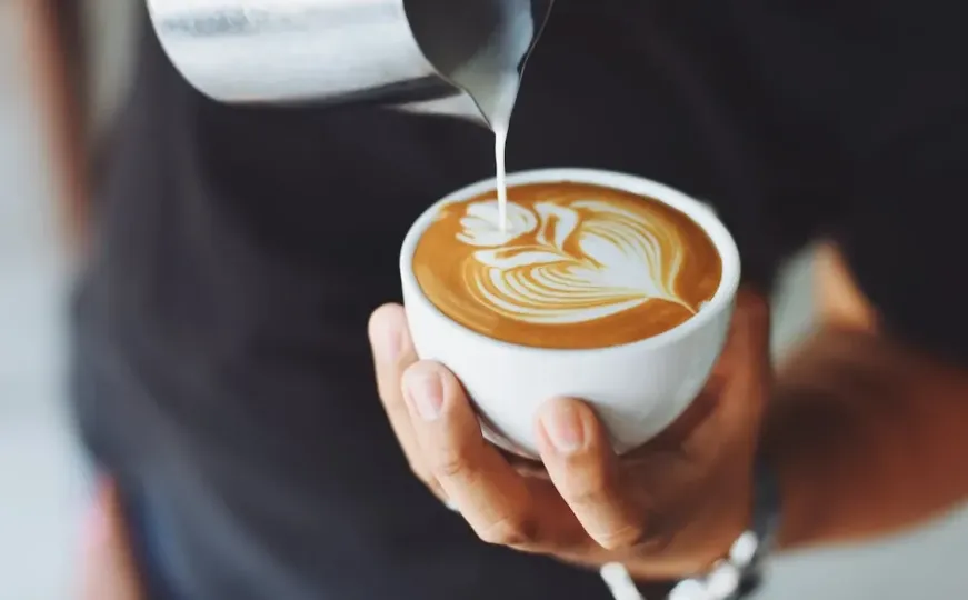 Prva jutarnja kafa: Evo šta kofein radi organizmu u narednih šest sati