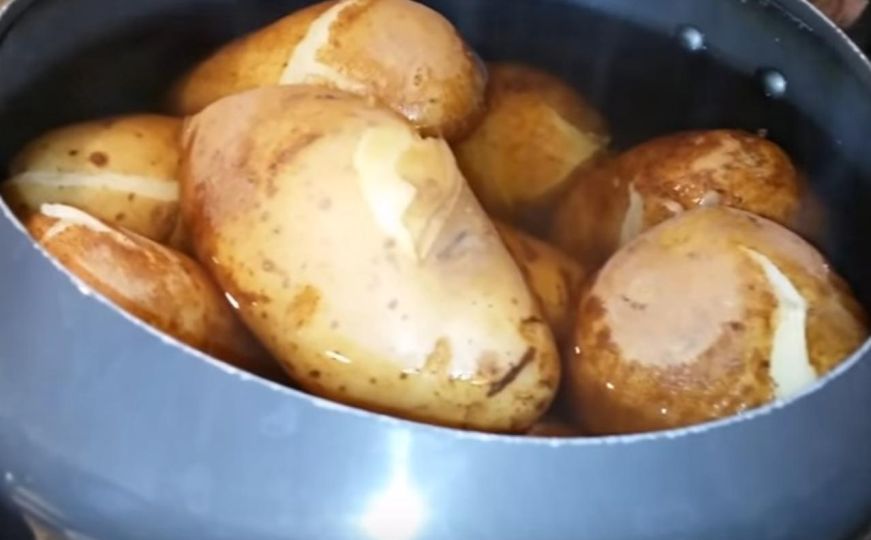 Kako oguliti kuhani krompir za samo pet sekundi: Pogledajte trik koji će vam olakšati život