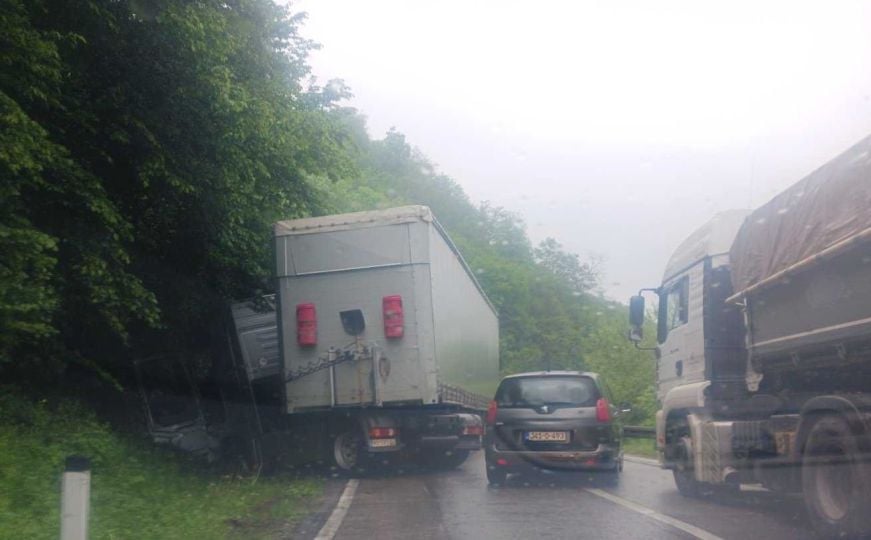 Nesreća kod Viteza: Kamion se popriječio na putu