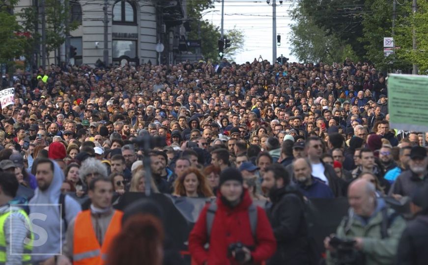 Desetine hiljada ljudi na ulicama Beograda, okupljeni uzvikuju: "Vučiću, odlazi! Vučiću, odlazi!"