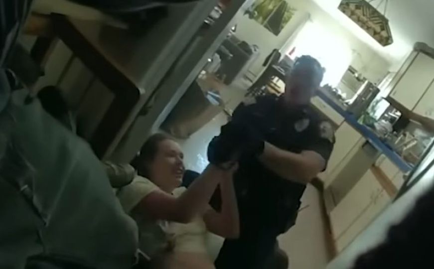 Objavljen uznemirujući snimak iz SAD: Policija upala ženi u kuću, ona izvukla nož - oni je ubili