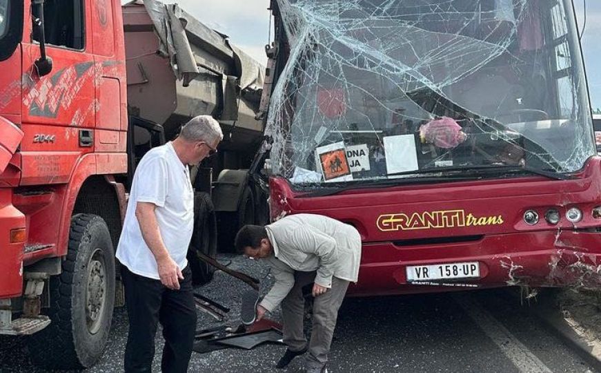 Nesreća na putu Priština - Peć: Povrijeđeno 30 osoba u sudaru autobusa, automobila i kamiona