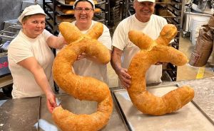 Rijeka: U znak podrške za Let 3 ispekli hljeb "ŠČ" težak deset kilograma