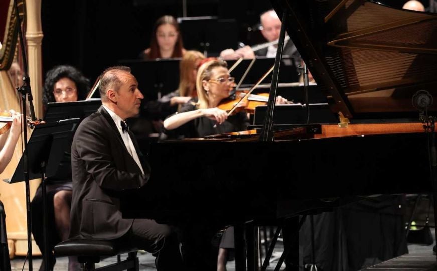 Pijanist Simon Trpčeski i Sarajevska filharmonija otvorili 29. Sarajevske večeri muzike