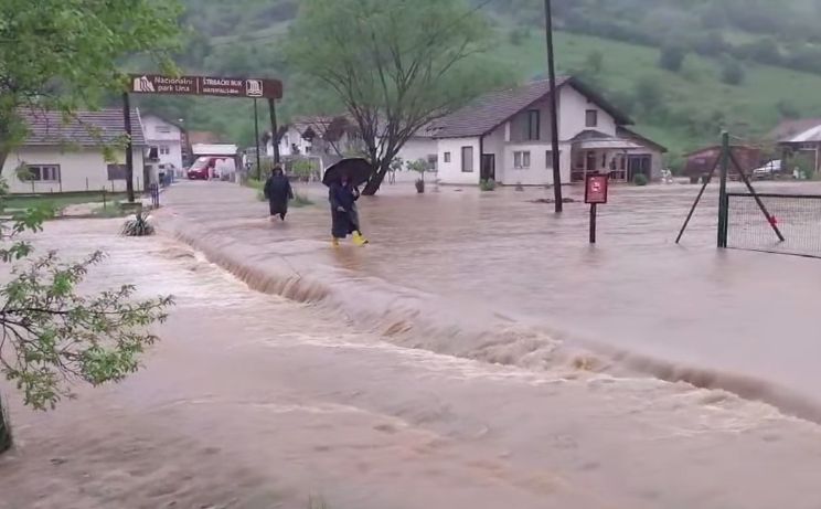 Haos u Bihaću: Poplavila Una, zatvaraju se ulazi u Nacionalni park