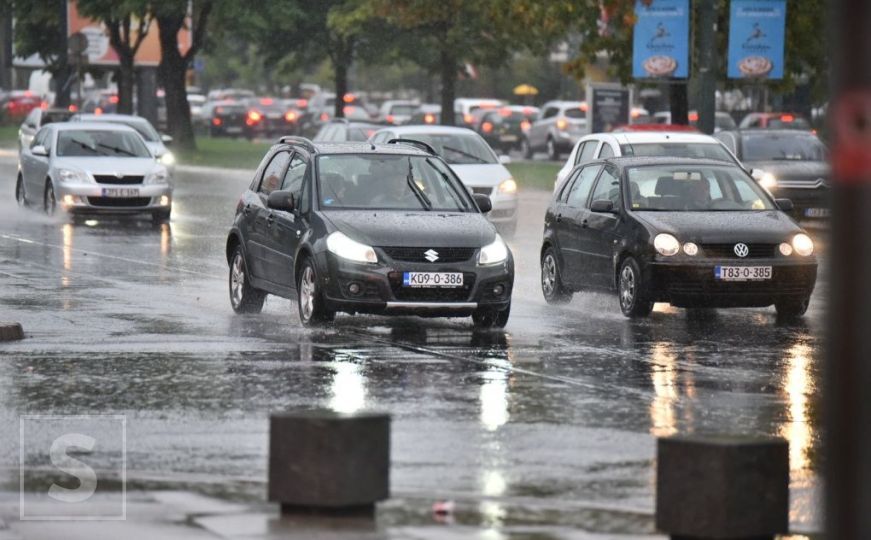 Vozači, oprez: Kiša otežava saobraćaj širom BiH, klizišta i odroni na više putnih pravaca