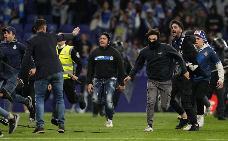 Haos na stadionu Espanyola: Huligani napali igrače Barcelone u tunelu, pogledajte kako su reagovali