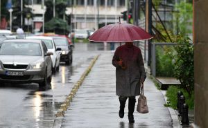 Vozači, oprez: Prskanje vozilom pješaka je kažnjivo, mogu vas i naknadno prijaviti policiji