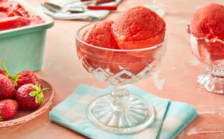 Sladoled od jagoda koji je zaludio internet: Ne treba ni šećer, a gotov je za manje od 10 minuta