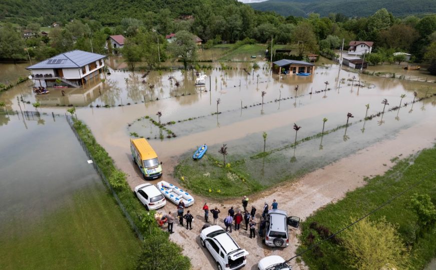 Novi problemi: Zbog izlijevanja vode obustavljen saobraćaj na magistralnom putu Bihać - Srbljani